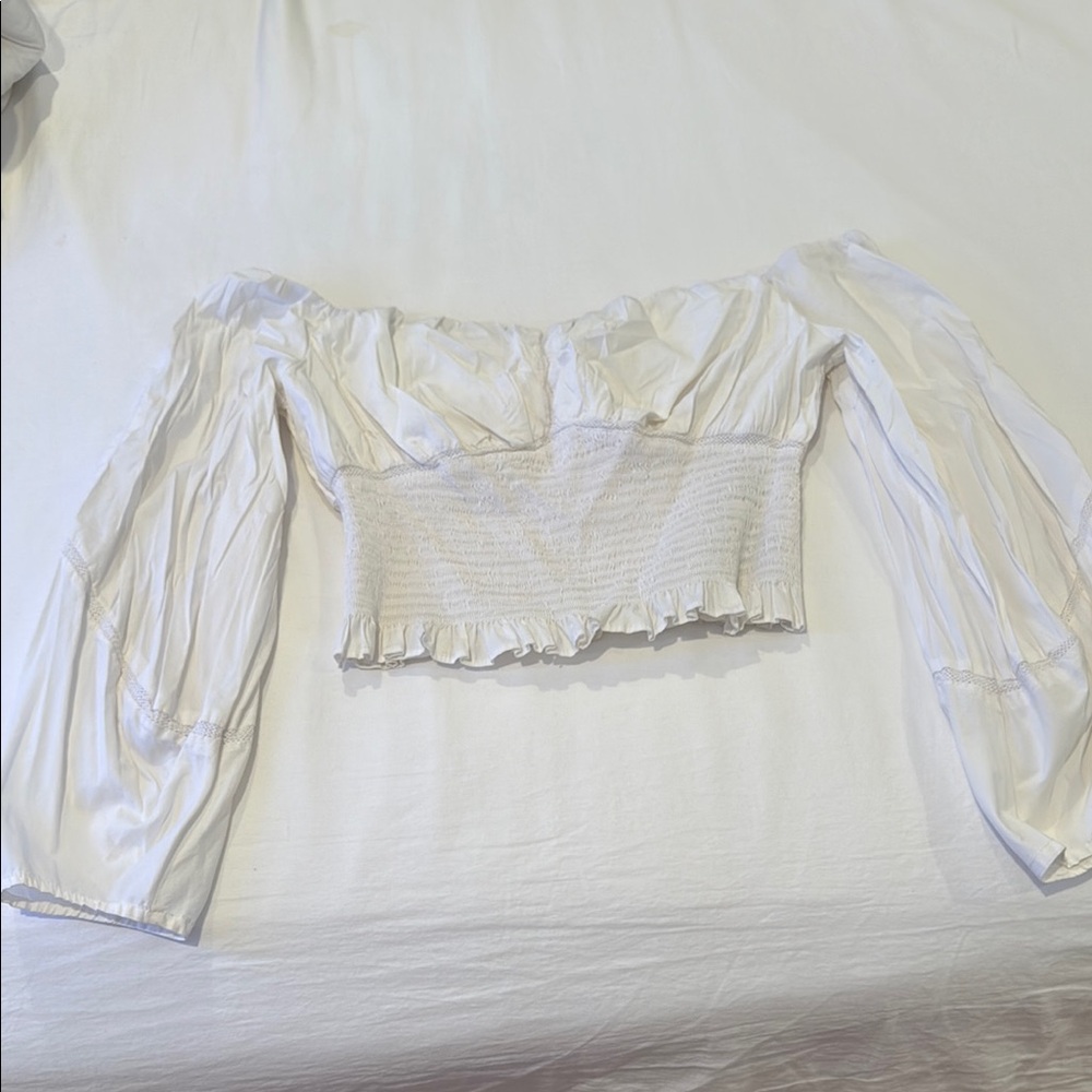 Guess White Crop Blouse with Flutter Sleeves and Ruffled Hem